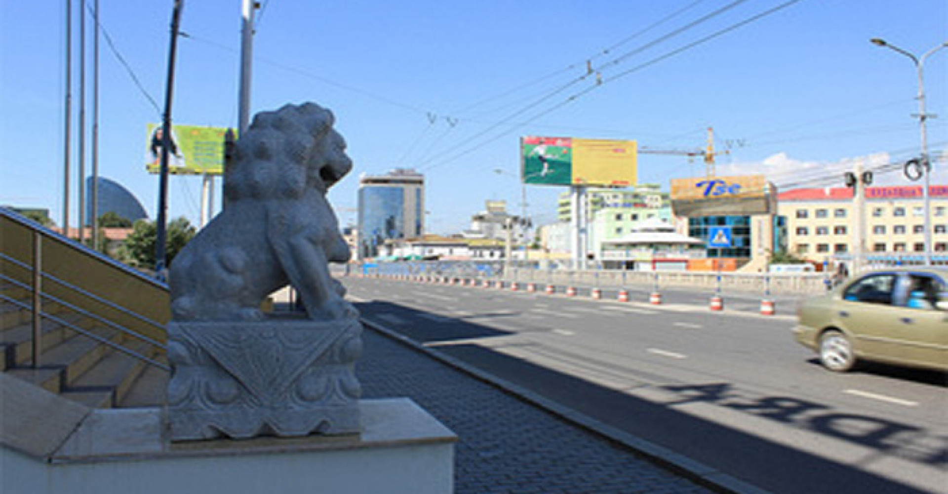 PAIR OF STONE LIONS, THE LION BRIDGE