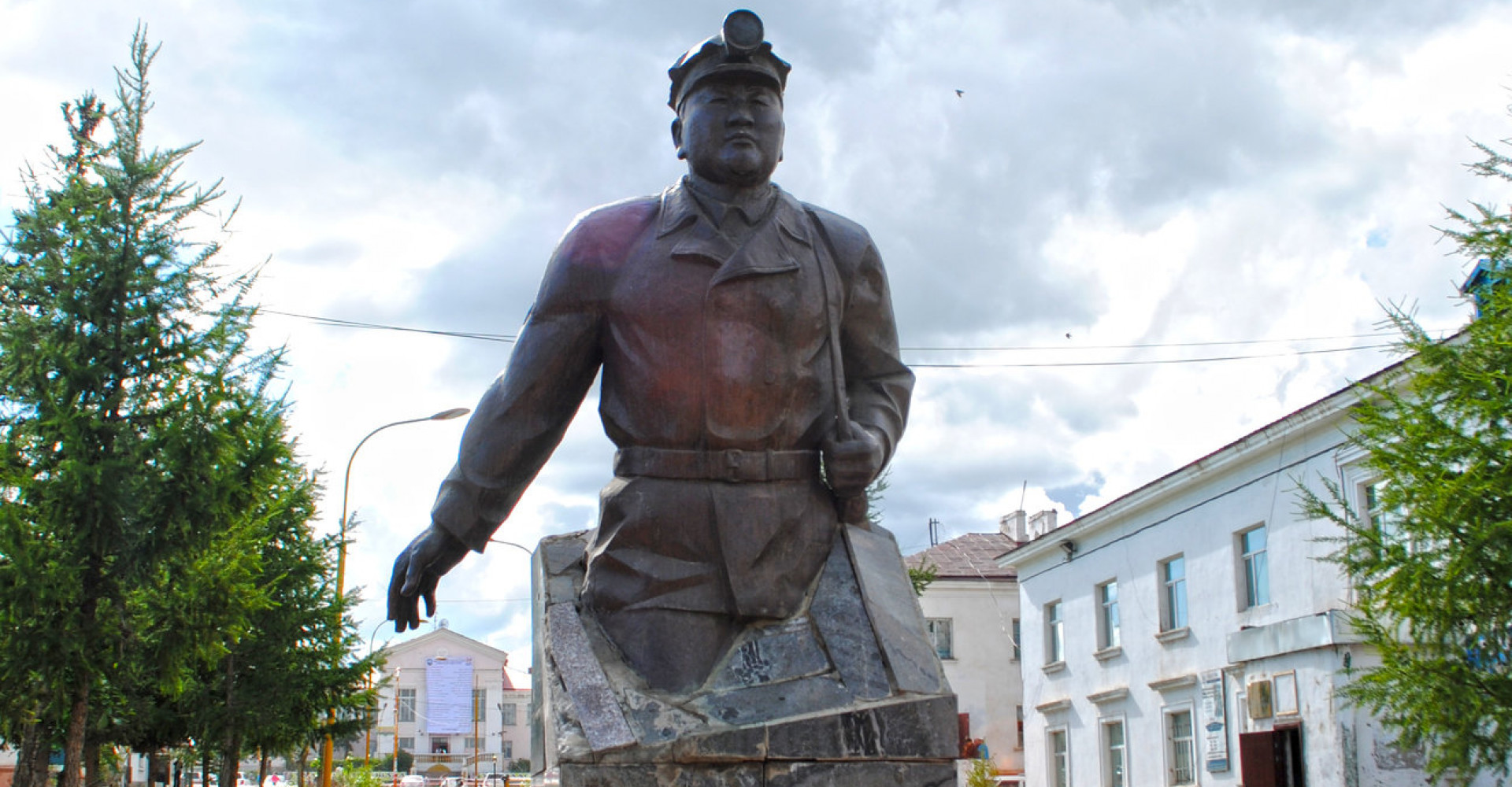 HERO OF LABOR DAMDINY DAVAAJAV STATUE