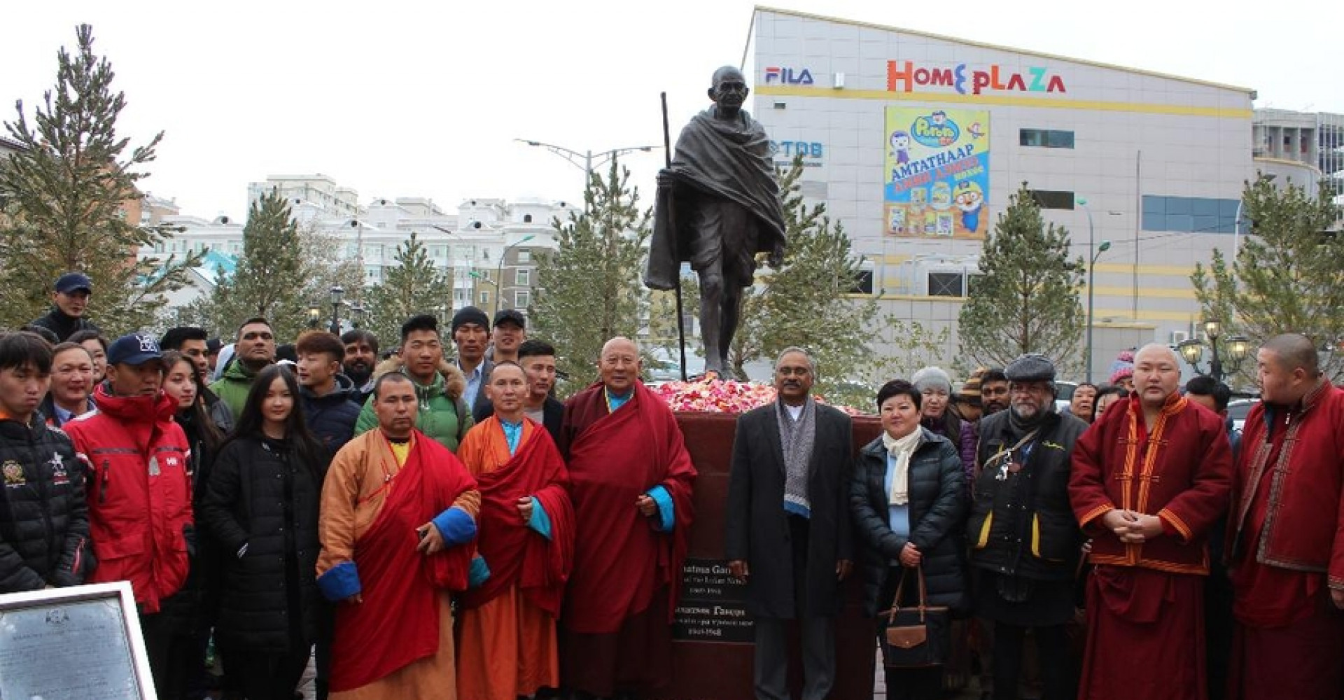 MAHATMA GANDHI STATUE